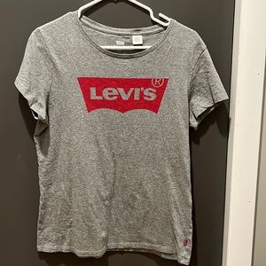♥️Host Pick♥️ Women’s Levi’s T-shirt